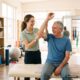 Physiotherapeutin hilft einem laechelnden Patienten beim Armdehnen, KI-generiertes Bild