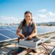 Elektrikerin laechelt bei der Installation einer Solaranlage auf dem Dach, KI-generiertes Bild